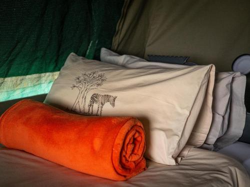 KongolaKazondwe Camp and Lodge的床上有枕头,上面有斑马
