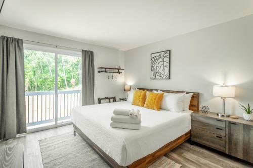 查塔努加02 The Wright Suite - A PMI Scenic City Vacation Rental的一间卧室配有带毛巾的床