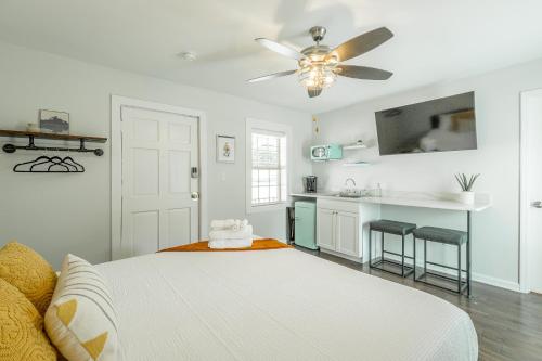 查塔努加05 The Finn Room - A PMI Scenic City Vacation Rental的白色卧室配有床和吊扇