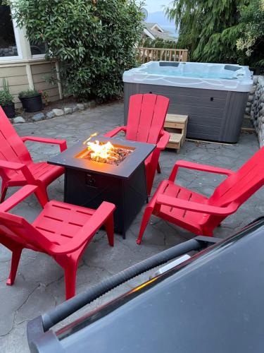 维多利亚Eagle's View Penthouse的一组红色椅子和一张桌子,