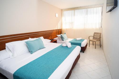 圣安德烈斯波托韦洛会议中心酒店的酒店客房,配有两张床和椅子