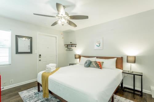 查塔努加14 The Nelson Room - A PMI Scenic City Vacation Rental的卧室配有白色的床和吊扇