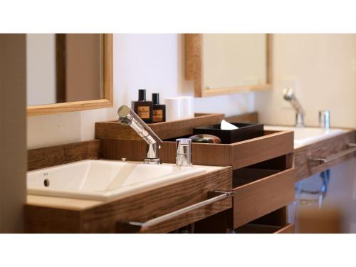 雫石町Oshuku Onsen Choeikan - Vacation STAY 55599v的一间带水槽和镜子的浴室