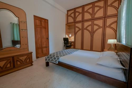 班加罗尔HomeSlice Hangout的一间卧室设有一张大床和一个大镜子