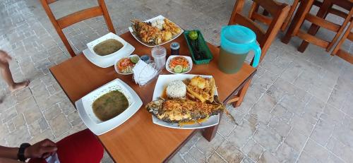 CLUB CAMPESTRE EL DESPERTAR DE LAS AVES的一张桌子上放着许多盘子的食物