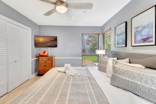 布卡拉顿Idyllic Boca Pool Home: 4/2.5 + Study-FAU & Mizner的一间卧室配有一张床和吊扇