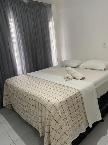 马塞约马塞约海滨宾馆的一间卧室配有一张带 ⁇ 子毯子的床