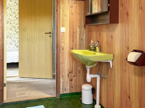 本茨福什Holiday home BENGTSFORS VI的一间带黄色水槽和门的浴室