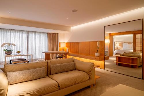 圣保罗埃米利亚诺酒店的带沙发的客厅和卧室
