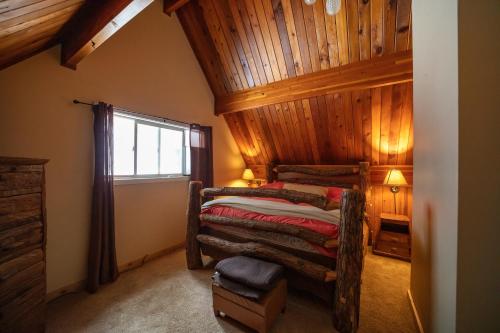 莱文沃思Leavenworth Mountain View Cabin w/ Space to Hike的一间卧室设有一张木天花板床。
