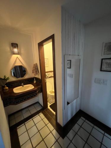 布希奥斯Casa em geribá的一间带水槽和镜子的浴室