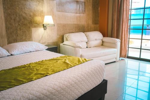 曼塔HOTEL MANTA BEACH MADRIGAL的配有一张床和一把椅子的酒店客房