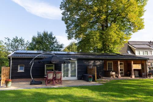 施皮尔Logies-Spier的一座小房子,在庭院里设有太阳能屋顶