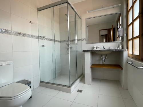 苏克雷HOSPEDAJE SARABIA的带淋浴、卫生间和盥洗盆的浴室