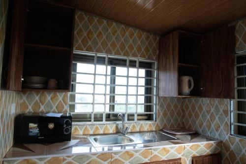 阿克拉Holly House的厨房设有水槽和窗户。
