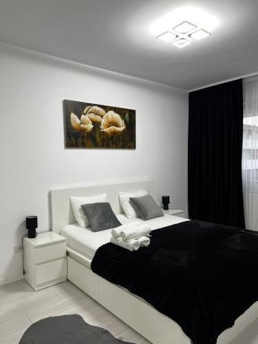 Popeşti-LeordeniNew Residence Apartament的一间卧室配有一张黑白床单