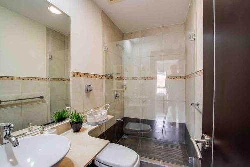 圣安娜CR MARIPOSA RENTALS Comfortable penthouse, AC, pool, gym, tennis的浴室配有卫生间、盥洗盆和淋浴。