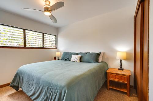考纳卡凯Kaunakakai Home at Molokai Shores with Pool!的一间卧室配有一张床和吊扇