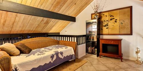考纳卡凯Molokai Shores by HI的一间卧室配有一张床和一个壁炉