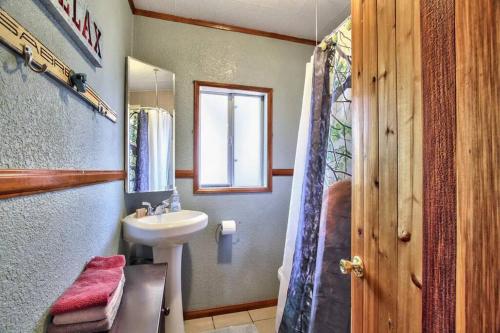 大熊湖Los Osos w/ Privarte Spa and BBQ的一间带水槽和镜子的浴室