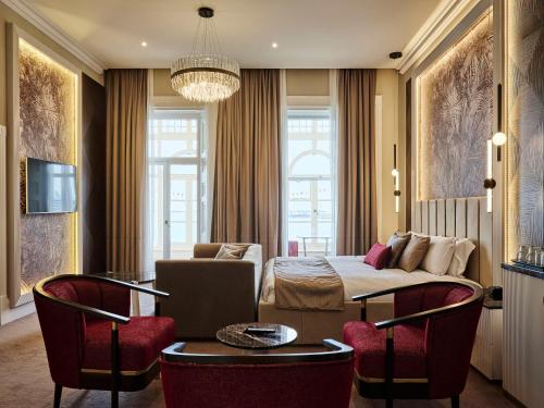 多佛尔Best Western Premier Dover Marina Hotel & Spa的客厅配有床和桌椅