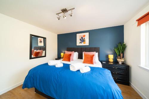 克雷尔Westland Shores的一间卧室配有蓝色的床和橙色枕头