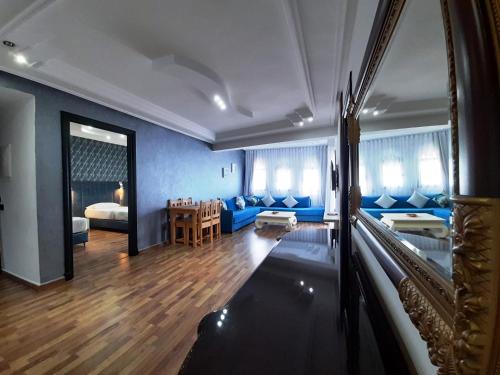 舍夫沙万贝尔肯布鲁公寓式酒店的客厅配有蓝色的沙发和桌子
