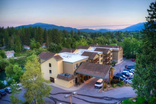 白鱼镇The Pine Lodge on Whitefish River, Ascend Hotel Collection的享有酒店空中景色,设有停车场