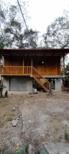 Pachamama Eco Lodge的前面设有木制甲板的房子