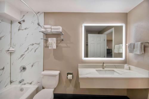 尤里卡Studio 6 Eureka CA Old Town的一间带水槽、卫生间和镜子的浴室