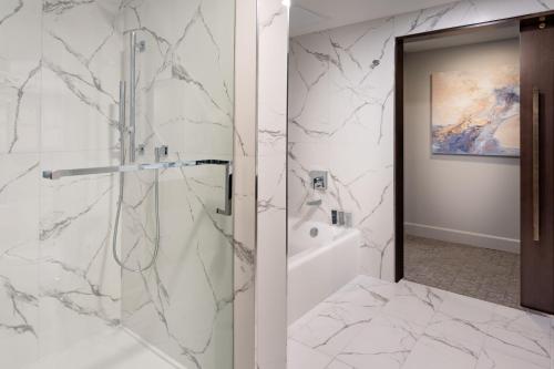 迈阿密迈阿密JW万豪酒店的一间设有白色大理石墙壁和淋浴的浴室