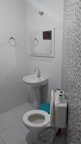 伊比科阿拉Residencial Maria de Lourdes的白色的浴室设有卫生间和水槽。