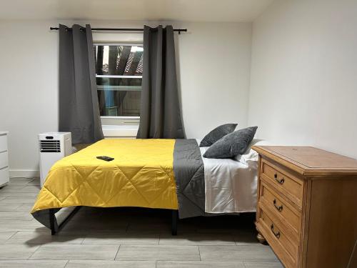 迈阿密SERENE FULL BED NEAR DOLPHIN MALL/FIU的一间卧室设有黄色的床和窗户。