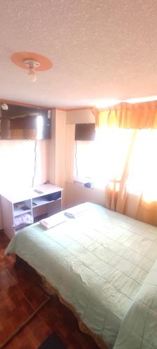 拉塔昆加Estefanyyyy的一间卧室设有一张大床和一个窗户。
