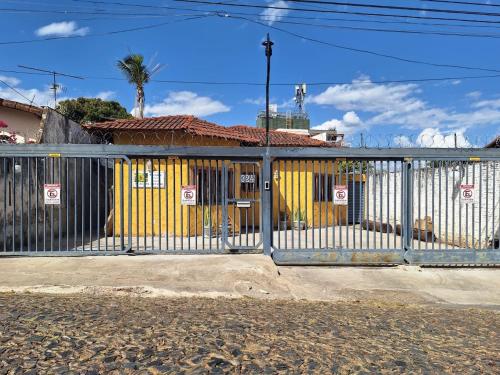 塞蒂拉瓜斯Recanto Pau Brasil的黄色和白色建筑前的大门