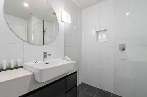 墨尔本隆斯戴尔探索旅馆的白色的浴室设有水槽和镜子