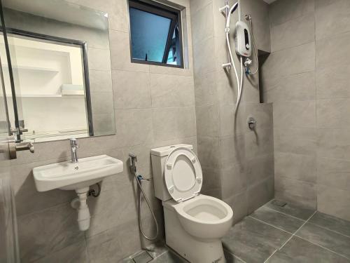 吉隆坡Le Quadri Hotel Kuala Lumpur的浴室配有卫生间、盥洗盆和淋浴。