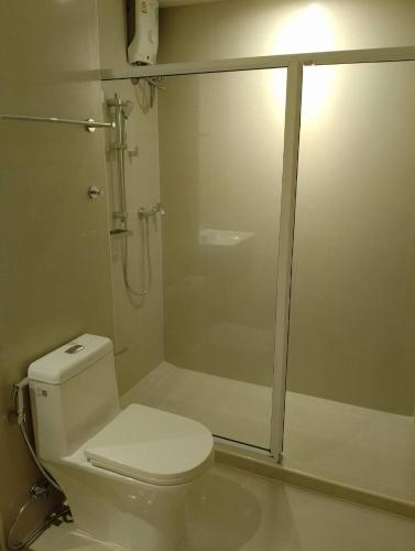 芭堤雅市中心芭堤雅西山酒店的带淋浴的浴室以及带玻璃门的卫生间。