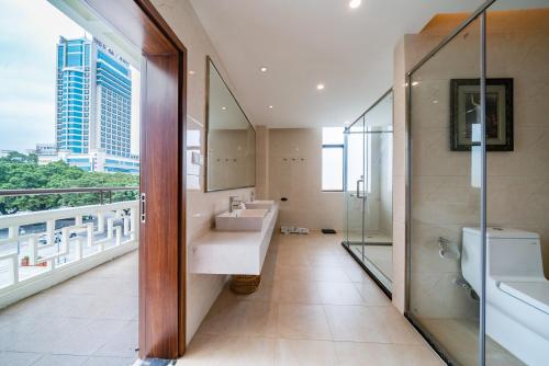 肇庆白天鹅迎宾馆的一间带水槽、淋浴和卫生间的浴室