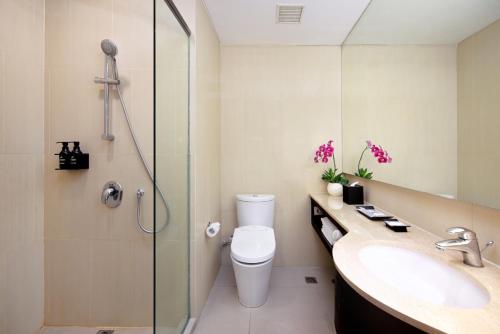 雅加达JS鲁旺萨会议中心酒店的浴室配有卫生间、盥洗盆和淋浴。