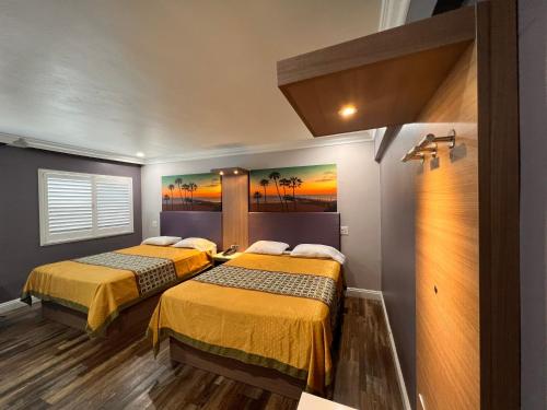 加迪纳市The Patio Motel - Los Angeles, LAX的一间客房内配有两张床的房间