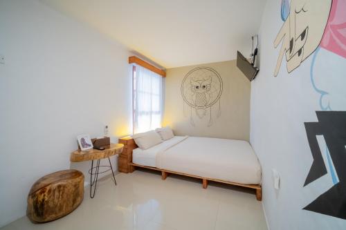 SeribuDanka Vacation Home的一间小卧室,配有床和窗户