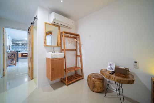 SeribuDanka Vacation Home的一间带水槽和木凳的浴室
