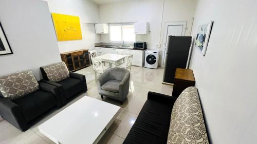 维拉港Homely 3 bedroom apartment perfect for your dream getaway!的客厅配有沙发和桌子
