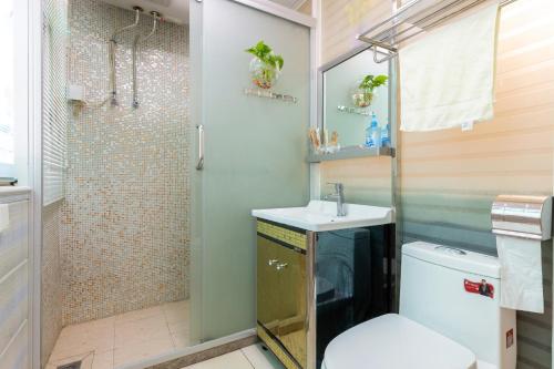 杭州西湖雷峰塔河坊街地铁口民宿的浴室配有卫生间、盥洗盆和淋浴。