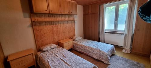 Apartment in Fischamend 2 Bedroom (3 Beds)的小型客房 - 带2张床和窗户