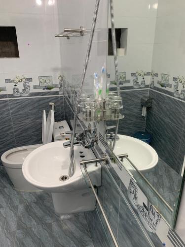 宁平Tam Coc White Swan Homestay的一间带两个盥洗盆和卫生间的浴室