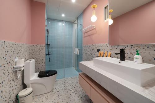 台南双层公寓 Duplex Apt.的一间带水槽、卫生间和淋浴的浴室