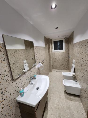 地拉那Pietro Guesthouse的浴室设有2个水槽和2面镜子
