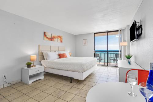 默特尔比奇Romantic Oceanfront Studio Escape w Perfect View 1212的一间卧室配有一张床,享有海景